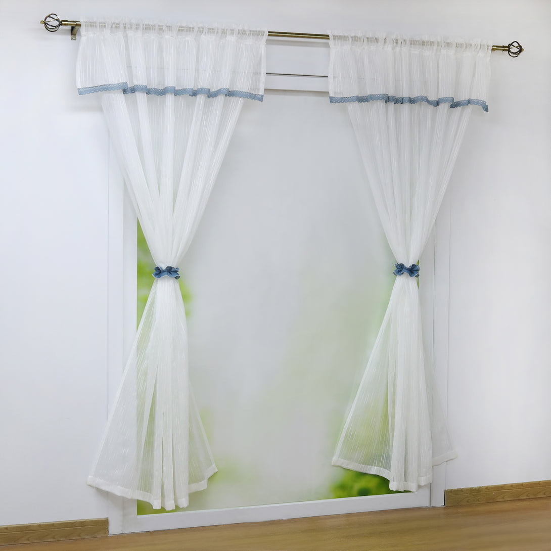 Dieser Vorhang ist in verschiedenen Größen erhältlich. Auf diesem Bild ist der Vorhang im Wohnzimmer aufgehängt und wird mit Bändeln zusammengezogen.