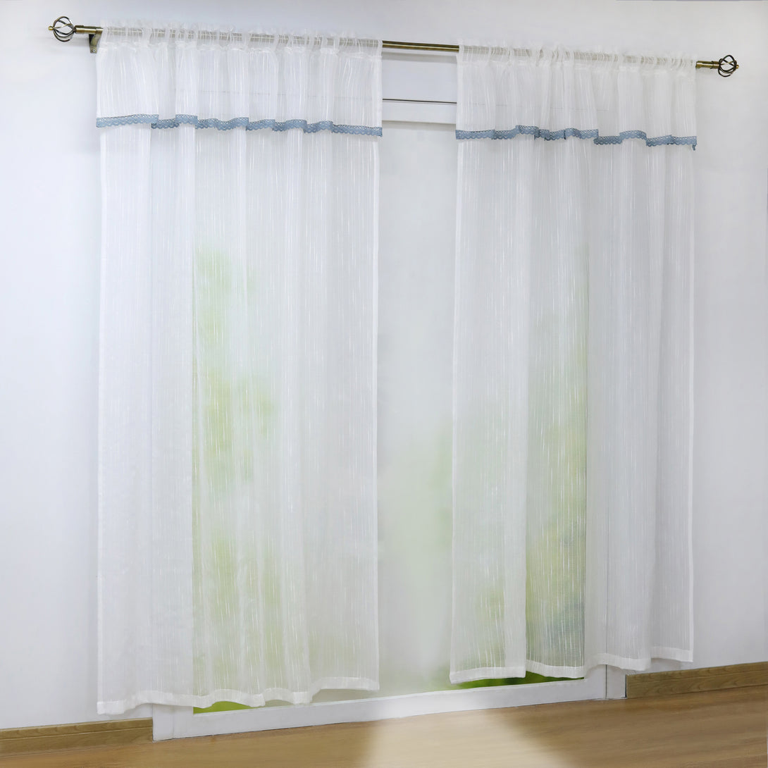 Dieser Vorhang ist in verschiedenen Größen erhältlich. Auf diesem Bild ist der Vorhang im Wohnzimmer aufgehängt