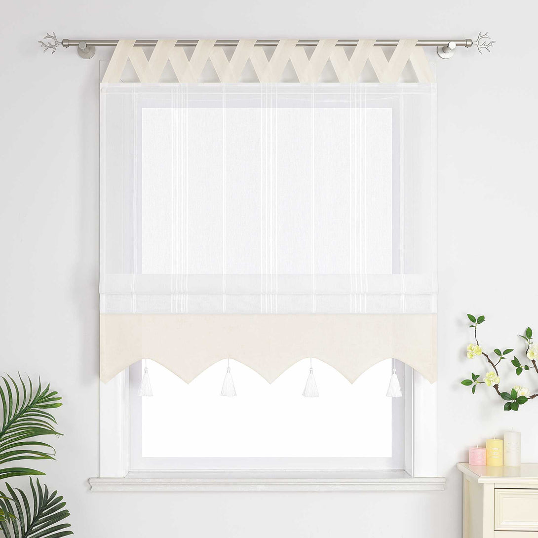 Beige und weisse Raffrollo Gardine mit Quasten und Schlaufen, halbgeschlossene Vorhänge können Fenster nicht vollständig abdecken, - perfekt für eine stilvolle Fensterdekoration.