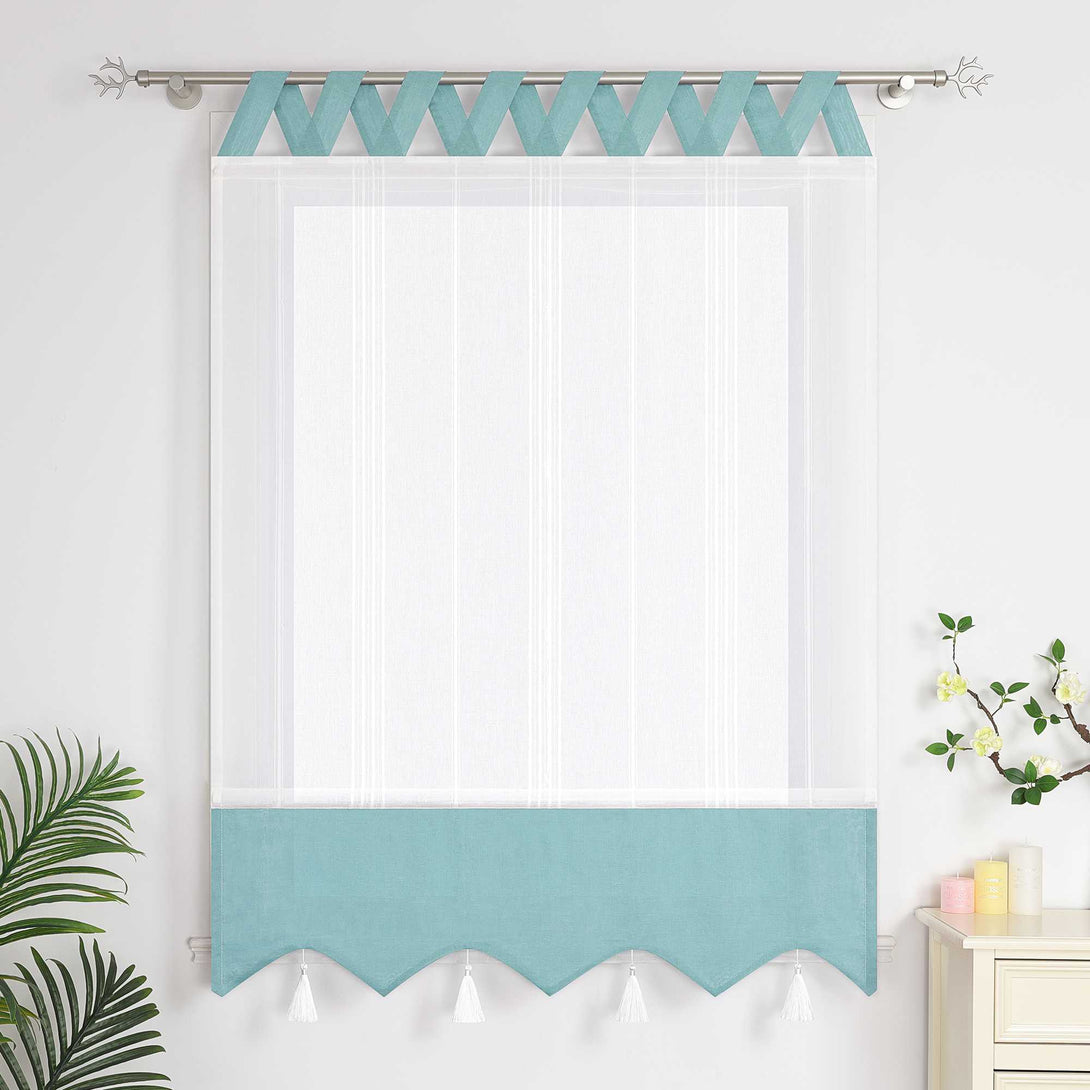 Blaue und weisse Raffrollo Gardine mit Quasten und Schlaufen, vollständig geschlossene Raffrollo-Gardinen zur vollständigen Abdeckung des Fensters - perfekt für eine stilvolle Fensterdekoration.
