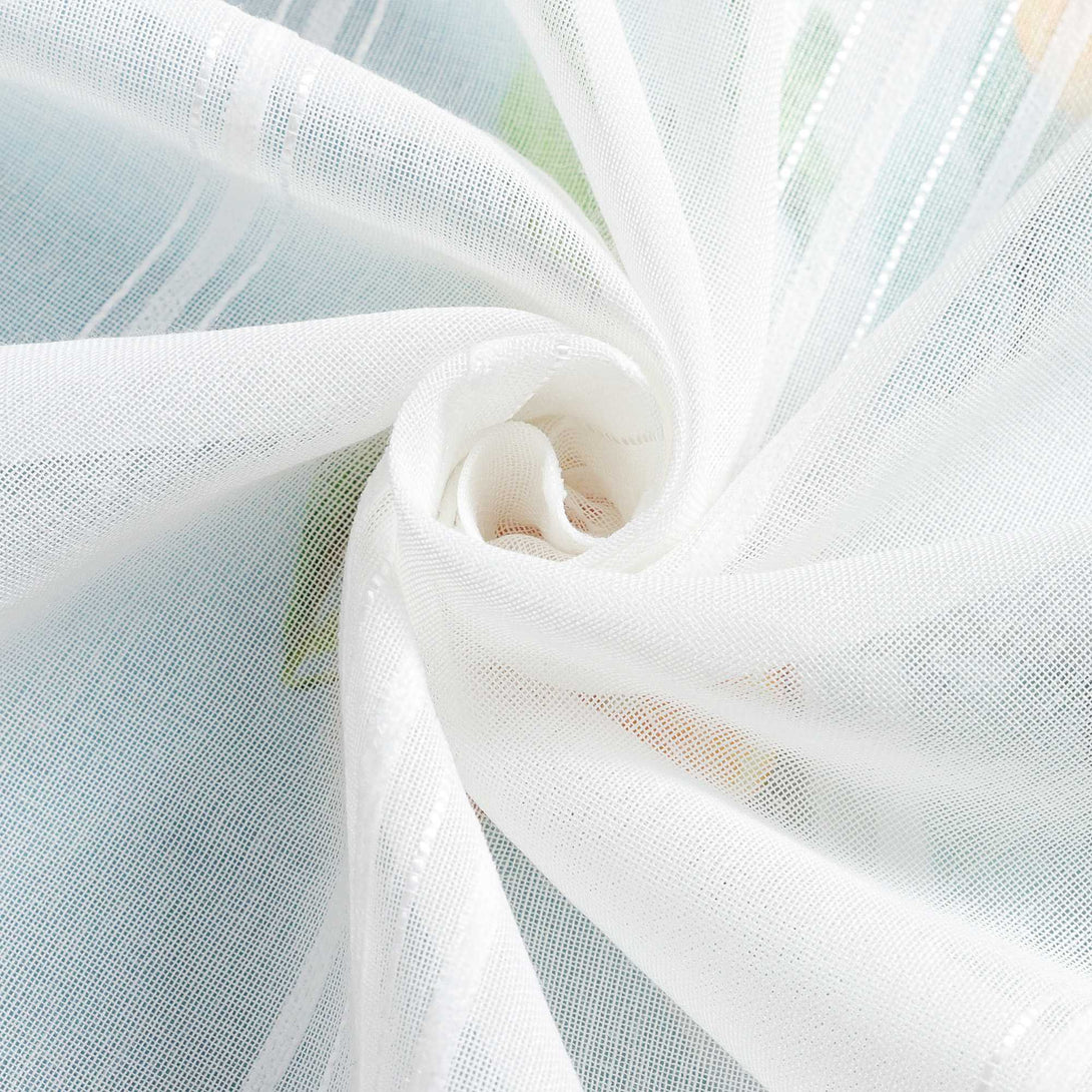 Der Stoff der Raffrollos ist leicht und transparent und wird spiralförmig mit natürlichen Locken angeordnet. Die Garne sind fein verwoben und bilden eine gleichmäßige Maschenstruktur mit einer weichen, glänzenden und durchscheinenden Oberfläche, die den Blick auf die darunter liegende Tischdecke freigibt und eine elegante und leichte Textur offenbart.