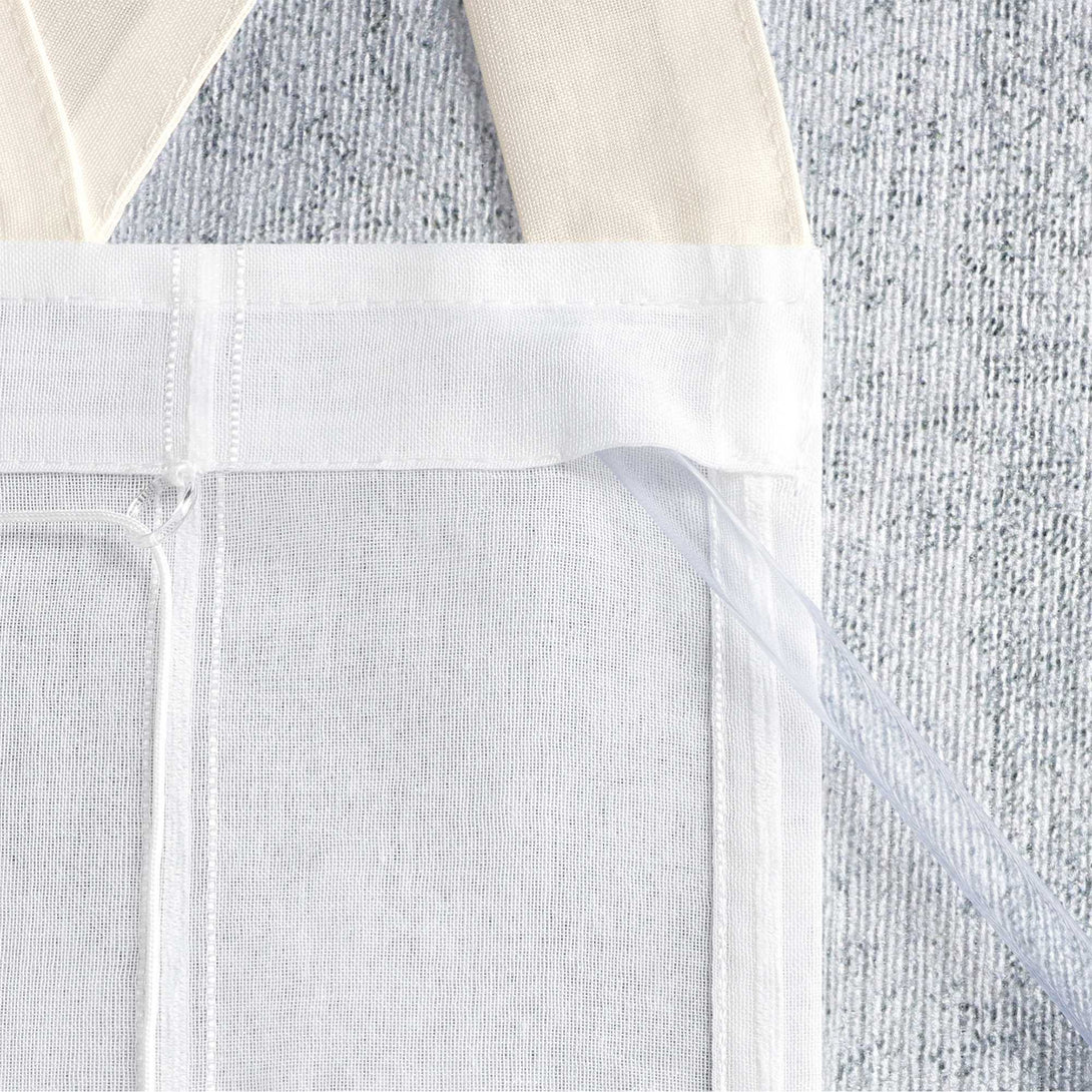 Detailansicht eines beigen und weißen Raffrollos mit Schnurmechanismus und feinem Stoffdesign. Das tragende Kunststoffrohr wird durch die Öffnung an der Unterseite der Falten des Vorhangs gesteckt.