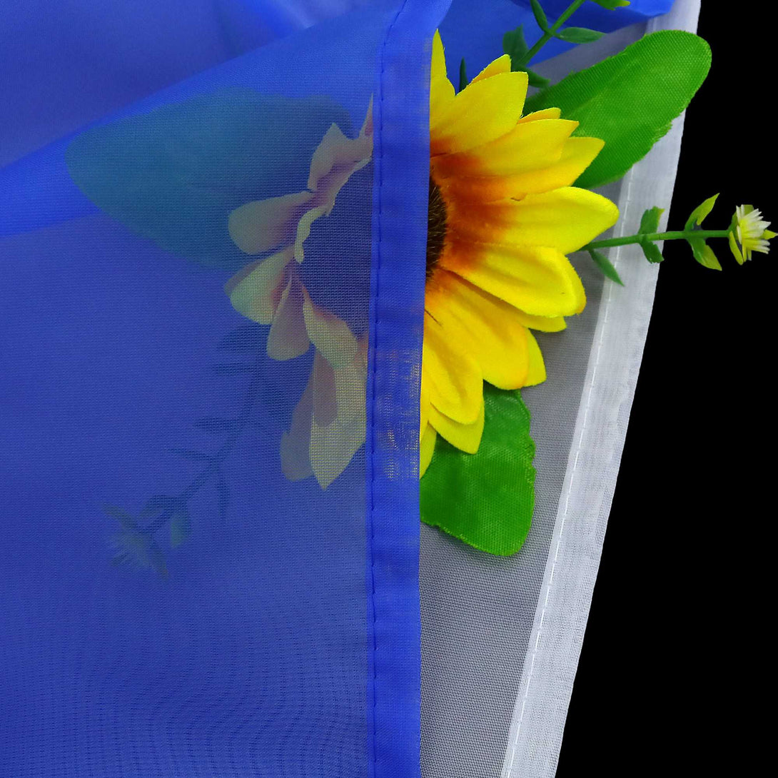 Detail des marineblauen Stoffs mit halbdurchsichtiger Konstruktion. Darunter sind die Sonnenblumen zu sehen, und die oberen und unteren Gardinen haben einen sauberen Saum.
