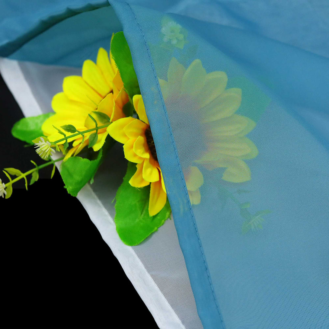 Detailaufnahme des blauen Stoffes mit halbdurchsichtiger Konstruktion. Sie können die Sonnenblumen darunter, die Mikronetzkonstruktion und die blaue Verkleidung sehen.