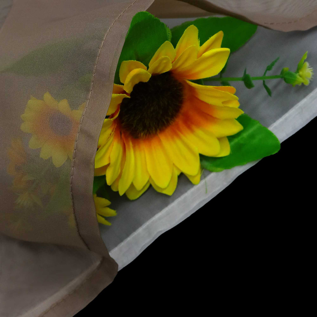 Detailaufnahme des braunen Stoffs mit halbdurchsichtiger Konstruktion. Unten sind die Sonnenblumen zu sehen, und der obere und untere Gardinenstoff sind sauber gesäumt.