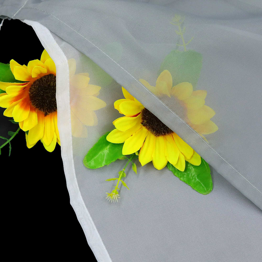 Detailaufnahme des grauen Stoffes mit halbtransparenter Konstruktion. Man sieht die Sonnenblumen darunter, die Mikro-Mesh-Konstruktion und die graue Verkleidung.