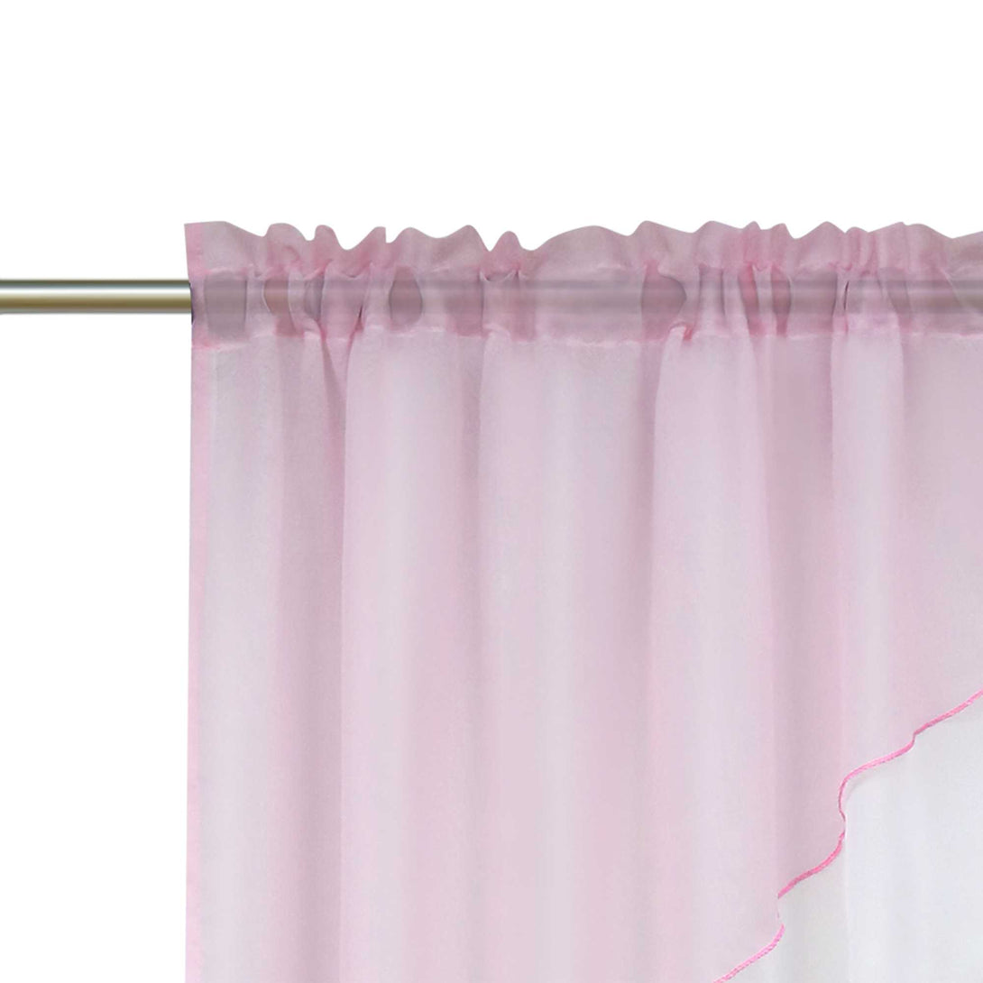 Nahaufnahme der rosa halbtransparenten Gardinen. Der Saum des oberen Teils der Gardinen sorgt für eine gleichmäßige Faltung, während die Gardinen an einer eleganten schwarzen Gardinenstange befestigt sind.