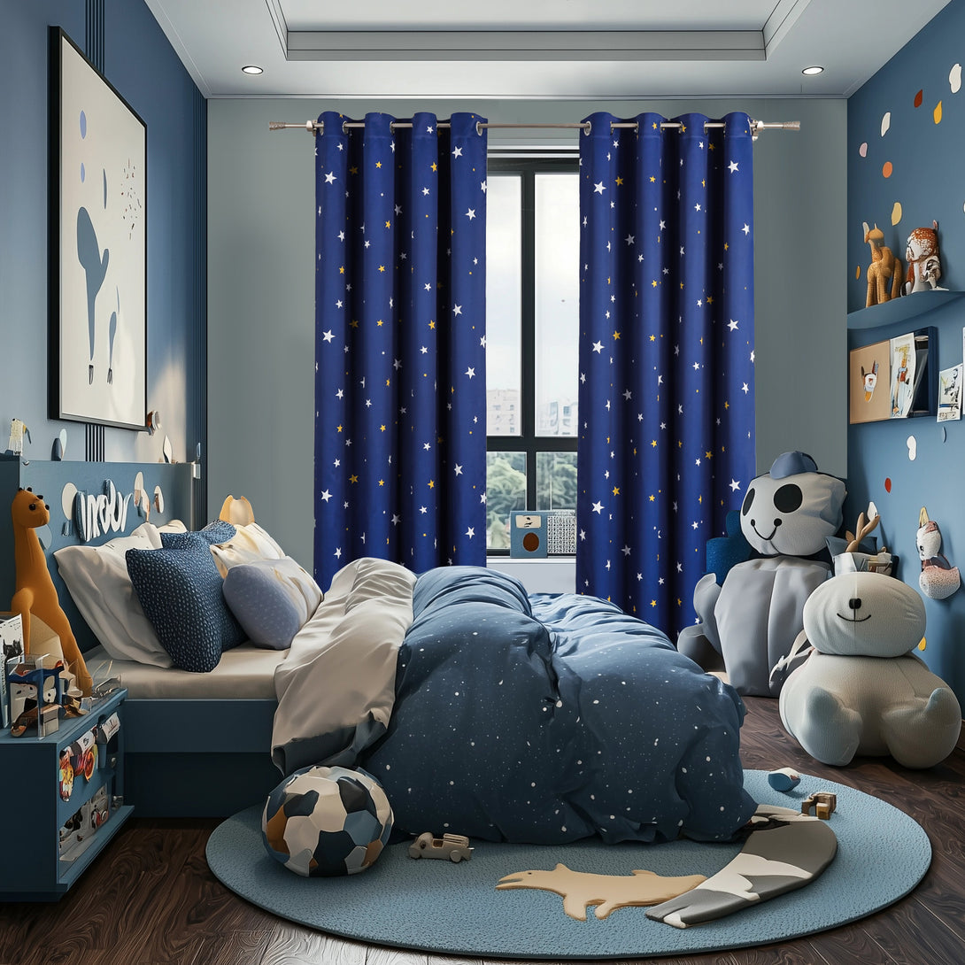 Ein Kinderzimmer mit blauen Vorhängen, die ein Sternenmuster tragen und für Verdunkelung sorgen. Das Zimmer enthält ein blaues Bett mit weichen Decken, runden Teppichen und großen Kuscheltieren, die eine gemütliche Atmosphäre schaffen.