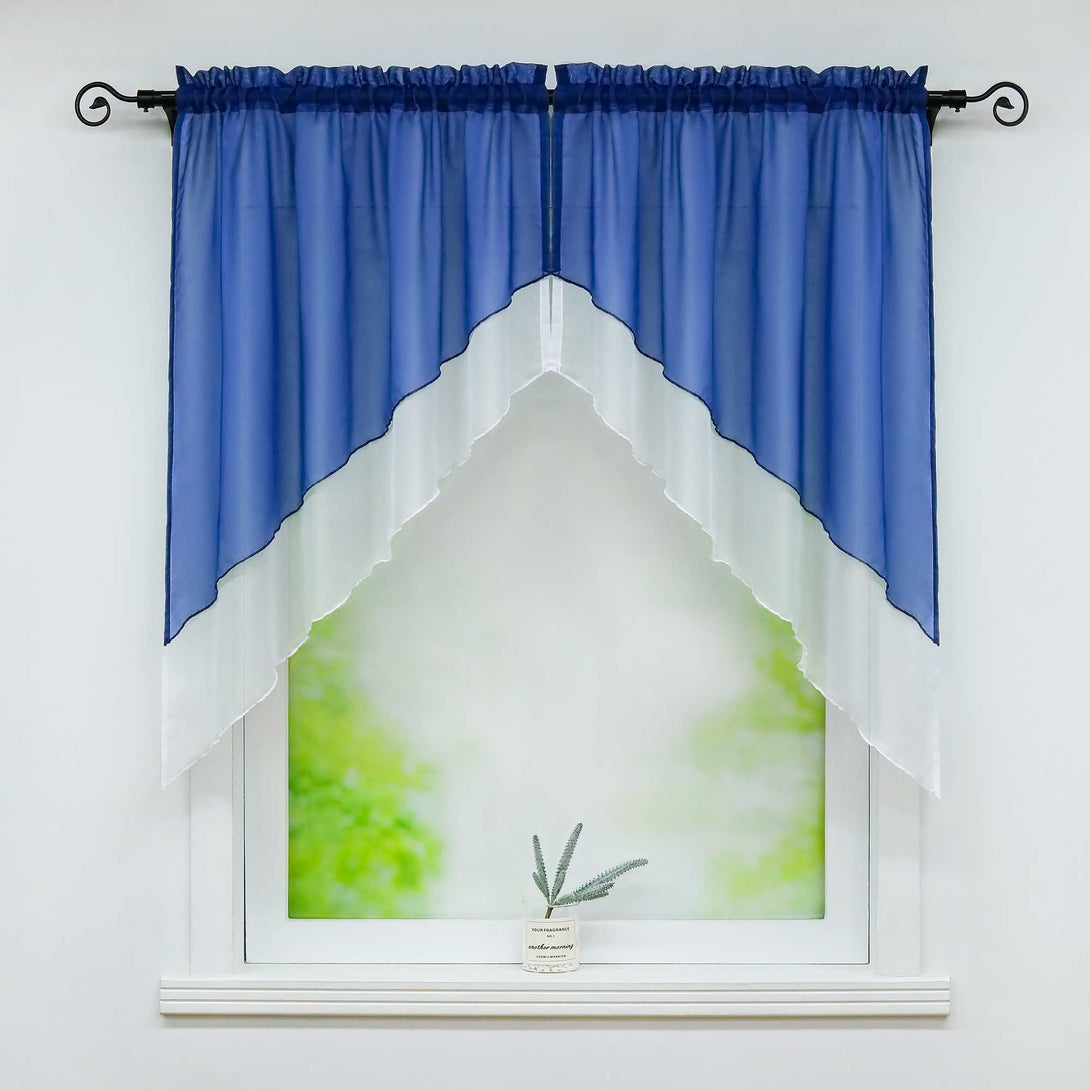 Vor dem Fenster hängt eine Reihe dekorativer Gardinen aus marineblauen, lichtdurchlässigen Stoffbahnen mit abgestuften Ausschnitten. Eine schwarze Gardinenstange hält die symmetrischen Gardinen, und in der Mitte der Fensterbank steht ein Topf mit Grünzeug.