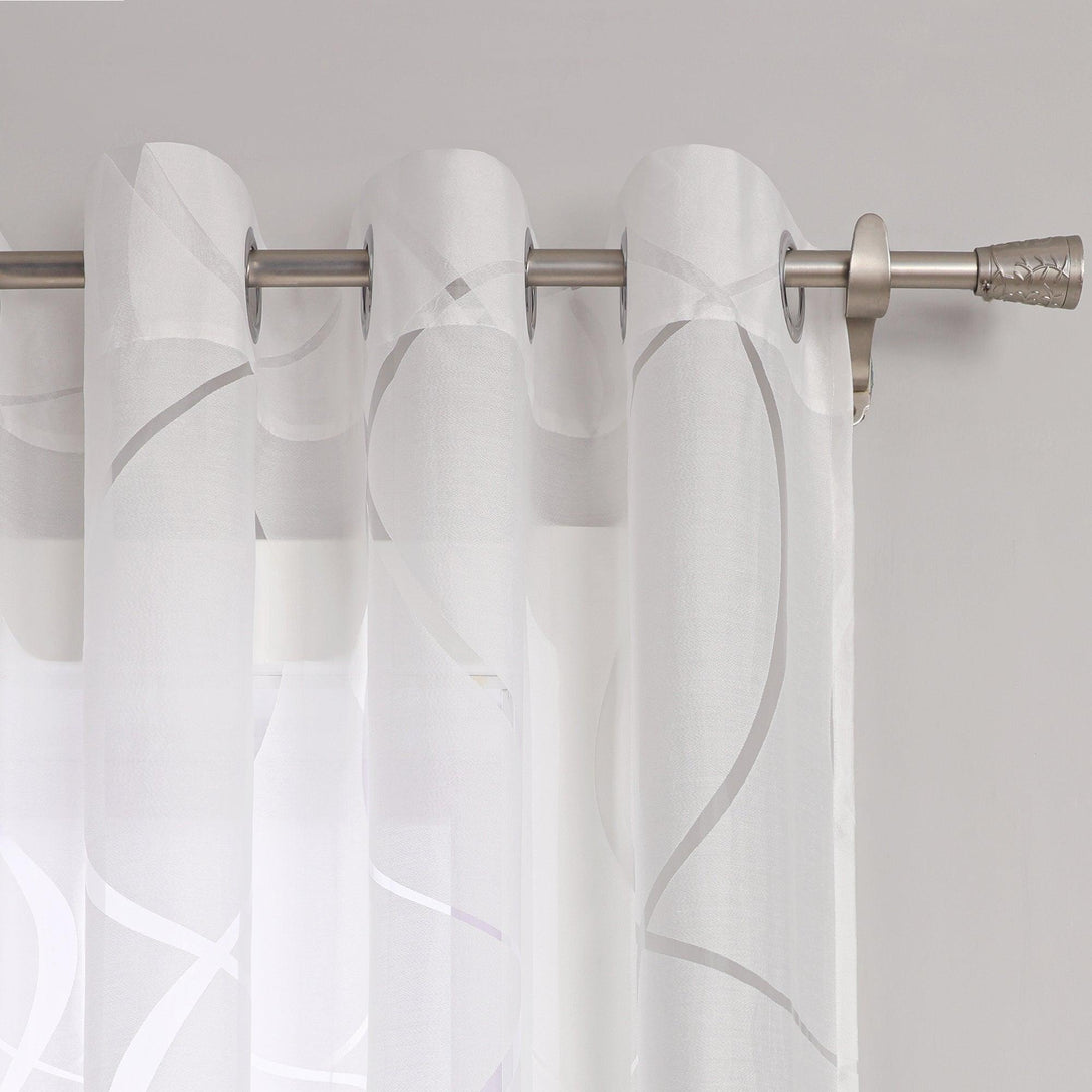 Dies ist ein Nahaufnahme der oberen Details eines weißen, transparenten Vorhangs, der an einer Metallstange hängt. Der Vorhang hat ein graues Kurvenmuster und ist mit Metallringen an der Stange befestigt.