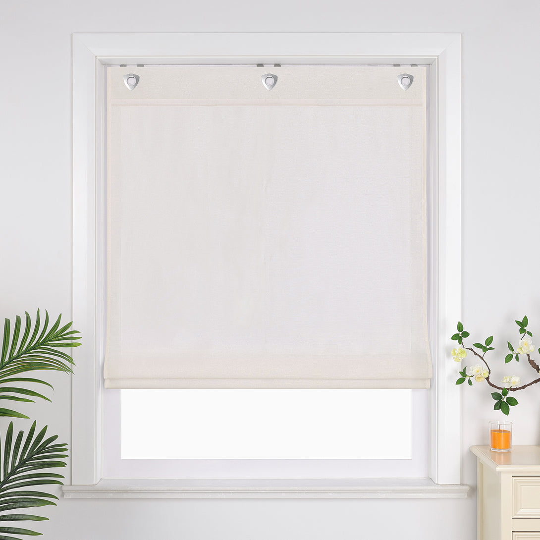 Das sandfarbene Raffrollo im Hängenzustand bietet eine moderne und stilvolle Lösung für deine Fenster. Die sanfte, neutrale Farbe passt perfekt zu verschiedenen Einrichtungsstilen und sorgt für eine angenehme Lichtregulierung, ohne den Raum zu verdunkeln. Die einfache Montage ohne Bohren ermöglicht eine schnelle Befestigung.