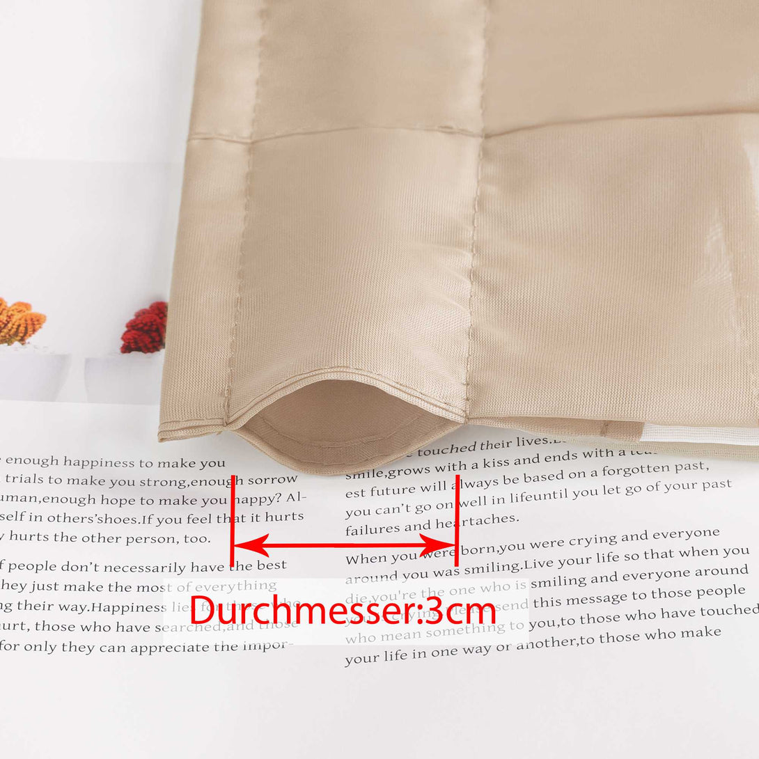 Der Durchmesser des Stangendurchzugs des Vorhangs beträgt 3 cm.