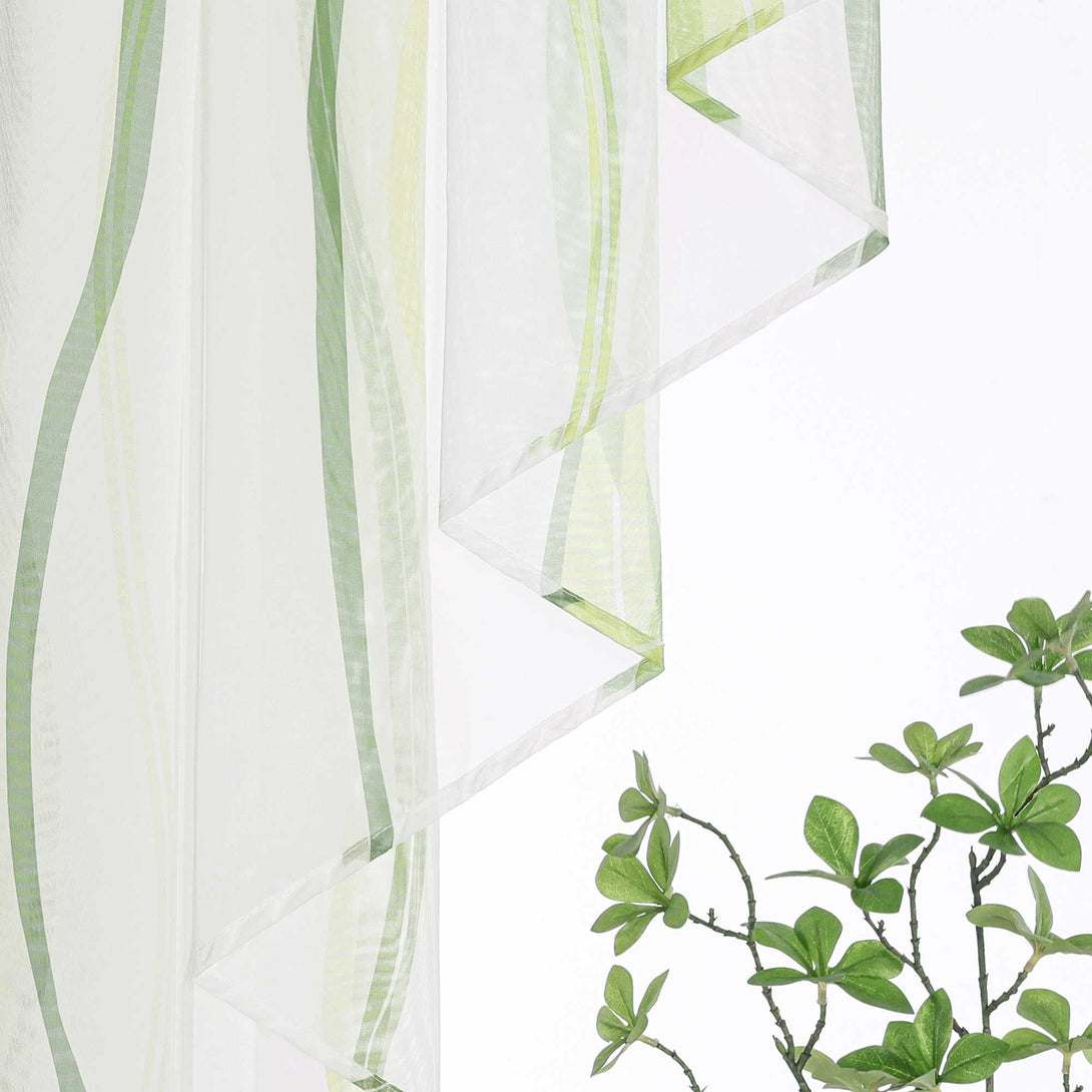 Dies ist ein weißer Voile-Vorhang mit einem Muster aus grünen Linien. Das Material ist leicht und hat eine gute Lichtdurchlässigkeit. Er wird häufig zur Fensterdekoration verwendet, kann das Licht sanft filtern, eine frische Atmosphäre schaffen und gleichzeitig in gewissem Maße die Privatsphäre schützen.