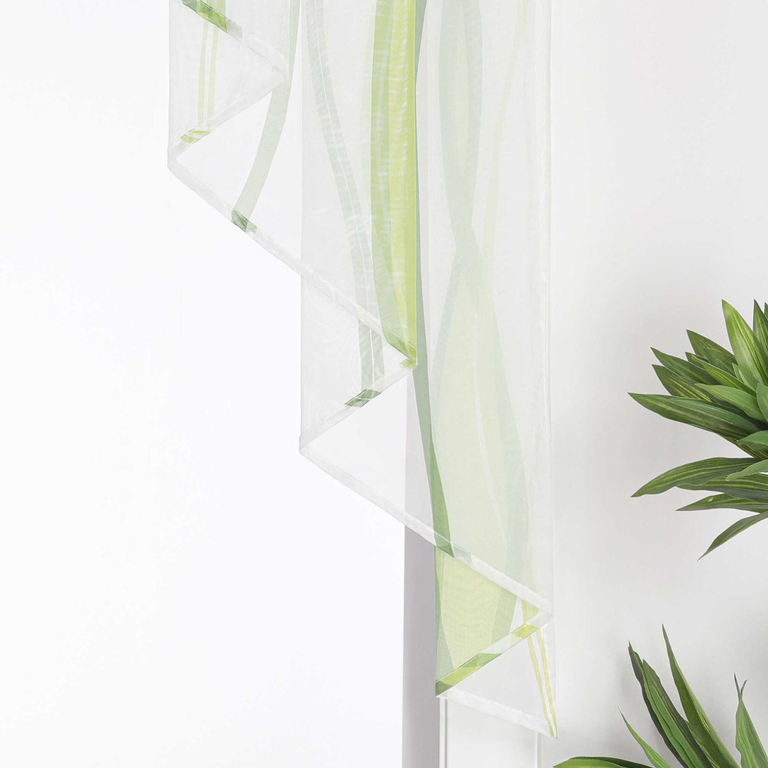 Dies ist ein weißer Voile-Vorhang mit einem Muster aus grünen Linien. Das Material ist leicht und bietet eine gute Lichtdurchlässigkeit. Er wird häufig zur Fensterdekoration verwendet, kann das Licht sanft filtern, eine frische Atmosphäre schaffen und gleichzeitig in gewissem Maße die Privatsphäre schützen.