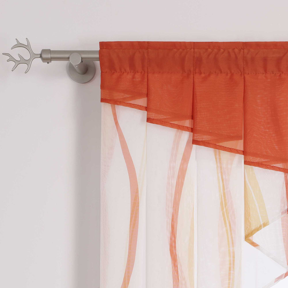 Dies ist ein Voile-Vorhang, dessen Hauptfarbe Weiß ist und mit orangen Linien verziert ist. Der obere Rand ist in einem lebendigen Orange gehalten. Die dazugehörige Vorhangstange besteht aus Metall und hat an den Enden fein gearbeitete Hirschgeweih-Verzierungen.