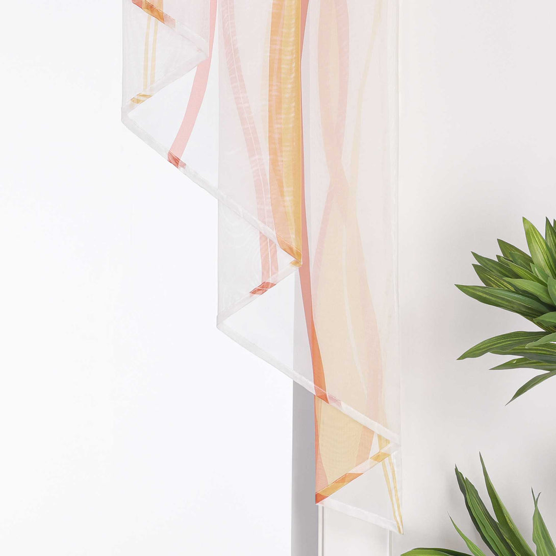 Dies ist ein weißer Voile-Vorhang mit einem Muster aus orangen Linien. Das Material ist leicht und bietet eine gute Lichtdurchlässigkeit. Er wird häufig zur Fensterdekoration verwendet, filtert das Licht sanft, schafft eine warme Atmosphäre und schützt gleichzeitig in gewissem Maße die Privatsphäre.