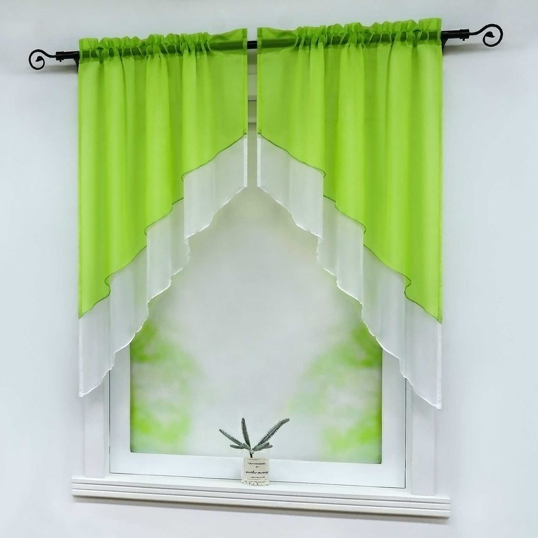 Seitenansicht des Fensters mit diagonalem symmetrischem Schnitt der grünen halbdurchsichtigen Gardinen. Eine kleine grüne Topfpflanze steht auf der Fensterbank vor einem zartgrünen Hintergrund.