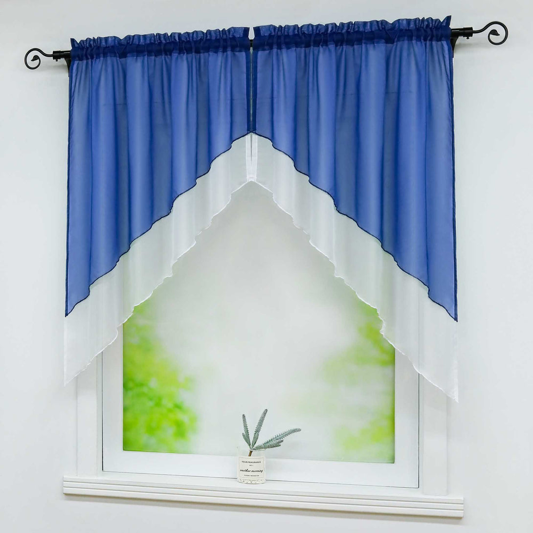 Seitenansicht des Fensters mit marineblauen, halbtransparenten Vorhängen, die diagonal und symmetrisch geschnitten sind. Auf der Fensterbank steht eine kleine grüne Topfpflanze mit zartgrünem Hintergrund.