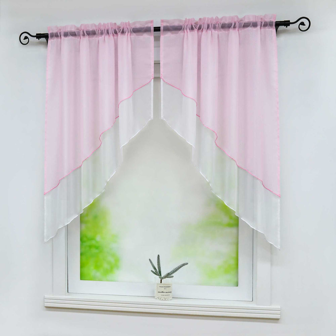 Seitenansicht des Fensters mit rosa halbdurchsichtigen Gardinen, die diagonal und symmetrisch geschnitten sind. Auf der Fensterbank steht eine kleine grüne Topfpflanze mit zartgrünem Hintergrund.