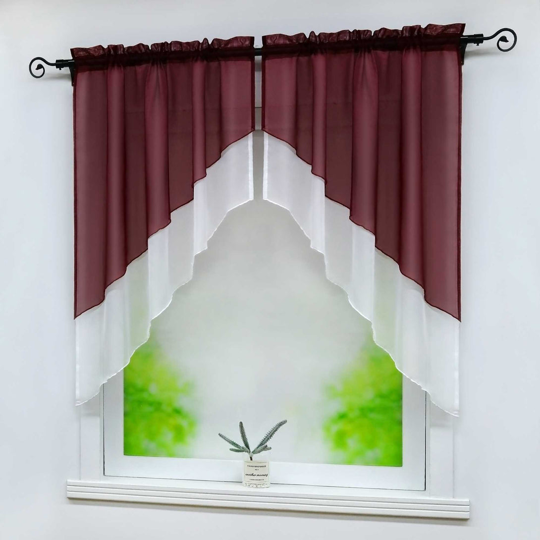 Seitenansicht des Fensters mit diagonalen, symmetrischen Schnitten aus halbdurchsichtigen Gardinen in weinroter Farbe. Auf der Fensterbank steht eine kleine grüne Topfpflanze mit zartgrünem Hintergrund.