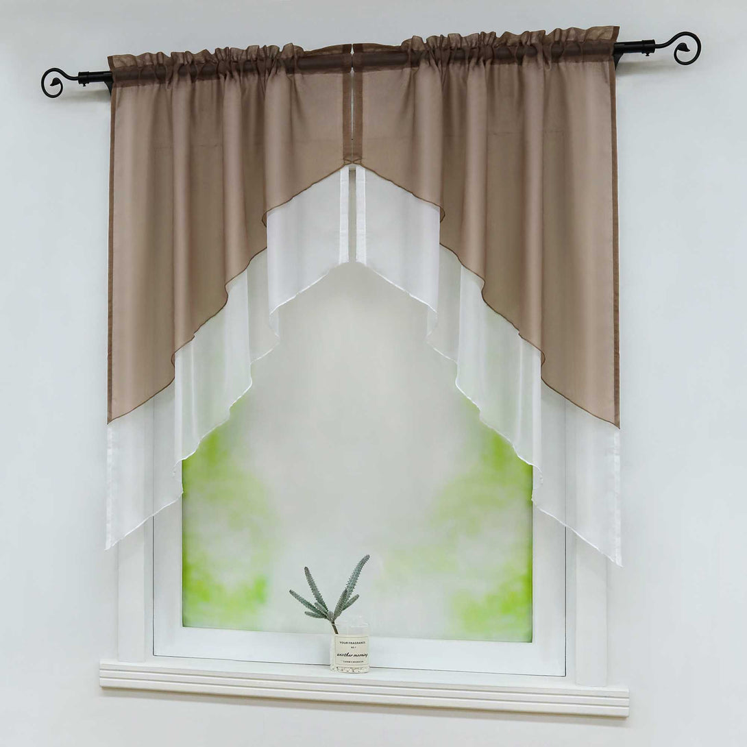 Seitenansicht eines Fensters mit braunen, halbtransparenten Gardinen, die diagonal und symmetrisch geschnitten sind. Auf der Fensterbank steht eine kleine grüne Topfpflanze mit zartgrünem Hintergrund.