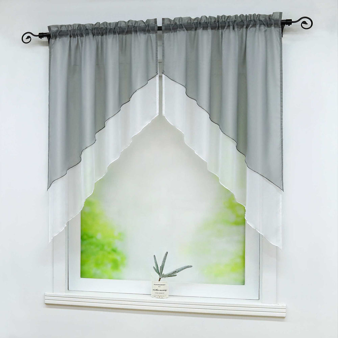 Seitenansicht eines Fensters mit grauen, halbtransparenten Gardinen, die diagonal und symmetrisch geschnitten sind. Auf der Fensterbank steht eine kleine grüne Topfpflanze mit zartgrünem Hintergrund.