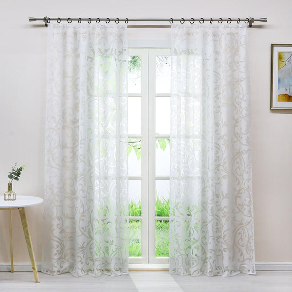 Transparenter Vorhang mit floralen Mustern und Ösenaufhängung, ideal für Wohnzimmer und Schlafzimmer.