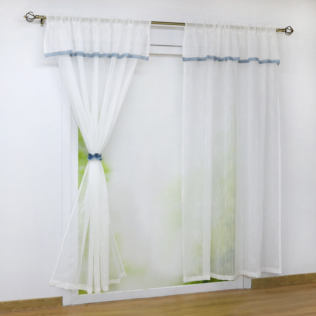 Dieser Vorhang ist in verschiedenen Größen erhältlich. Auf diesem Bild ist der Vorhang im Wohnzimmer aufgehängt.