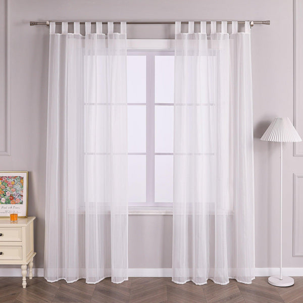 Diese weißen Vorhänge mit Schlaufen und Streifen präsentieren sich im hängenden Zustand stilvoll und modern. Perfekt für Wohn- und Esszimmer, verleihen sie jedem Raum eine dezente Eleganz.
