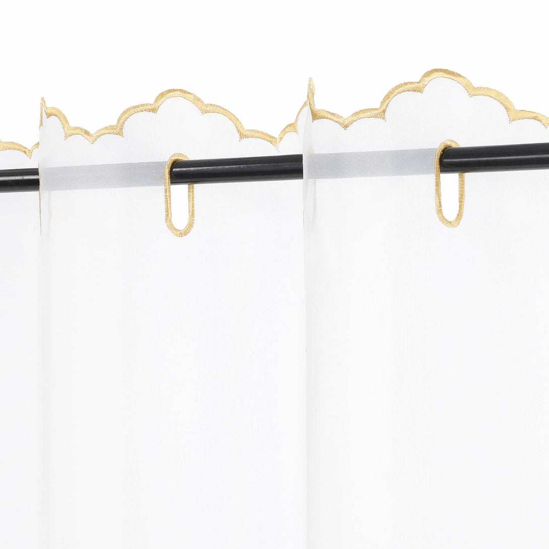 Die goldene Wellenkante ist sorgfältig genäht und verleiht dem Design eine elegante und festliche Note.