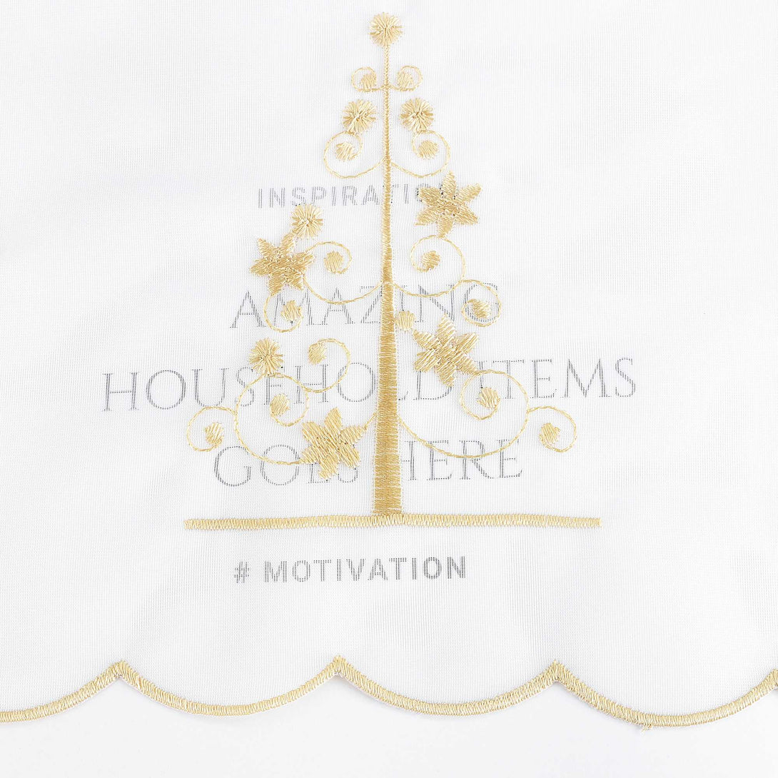 Die goldene Weihnachtsbaum-Stickerei ist mit gleichmäßigen Stichen und fein ausgearbeiteten Details gefertigt, was das Design besonders edel und festlich macht.