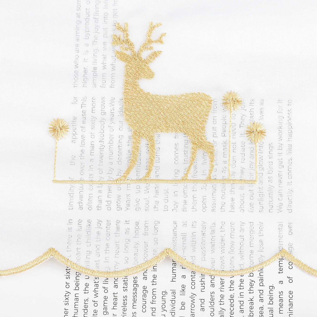 Die goldene Rentier-Stickerei ist mit gleichmäßigen Stichen und fein ausgearbeiteten Details gefertigt, was das Design besonders edel und festlich macht.