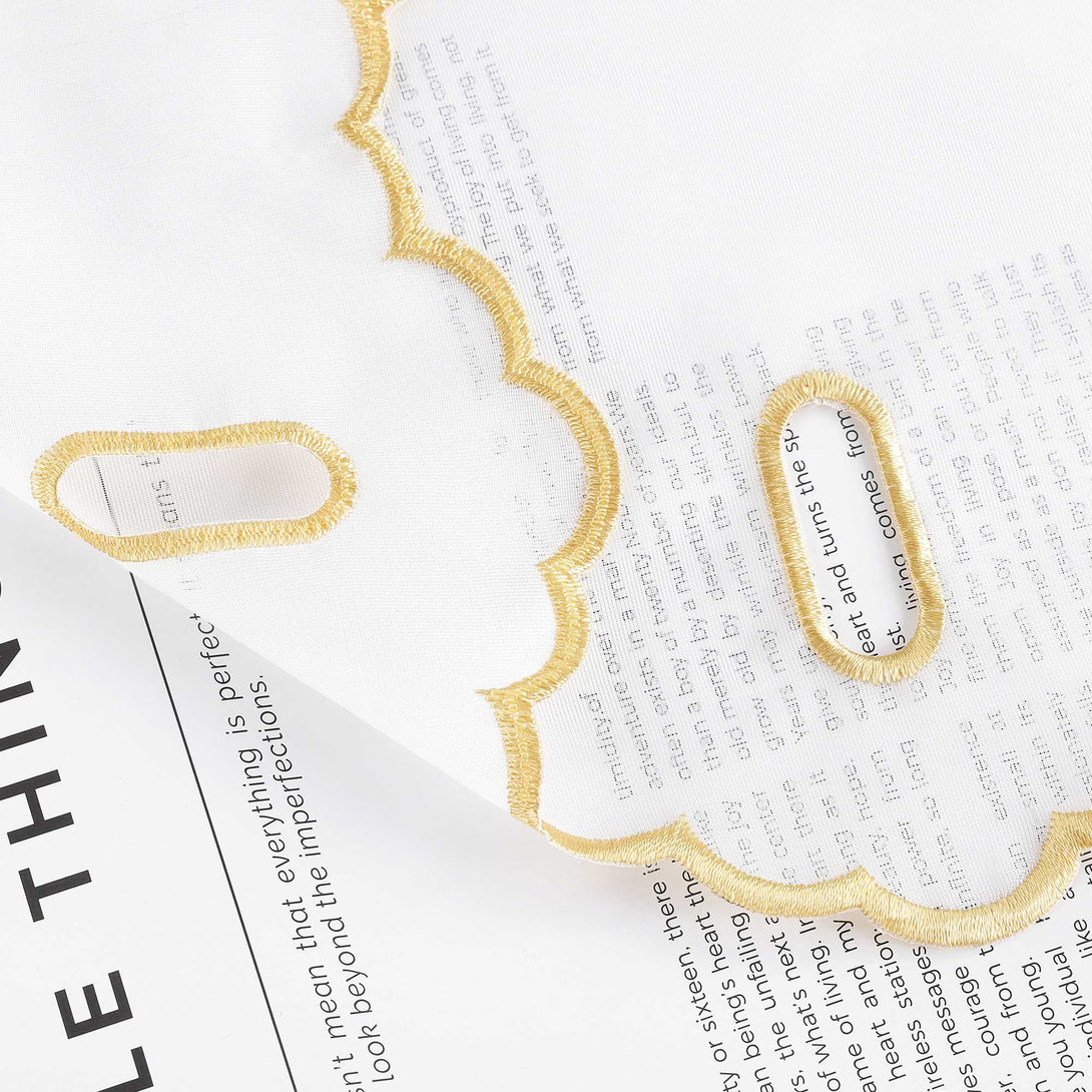 Die goldene Wellenkante ist präzise genäht und verleiht dem Design eine elegante und festliche Ausstrahlung.

