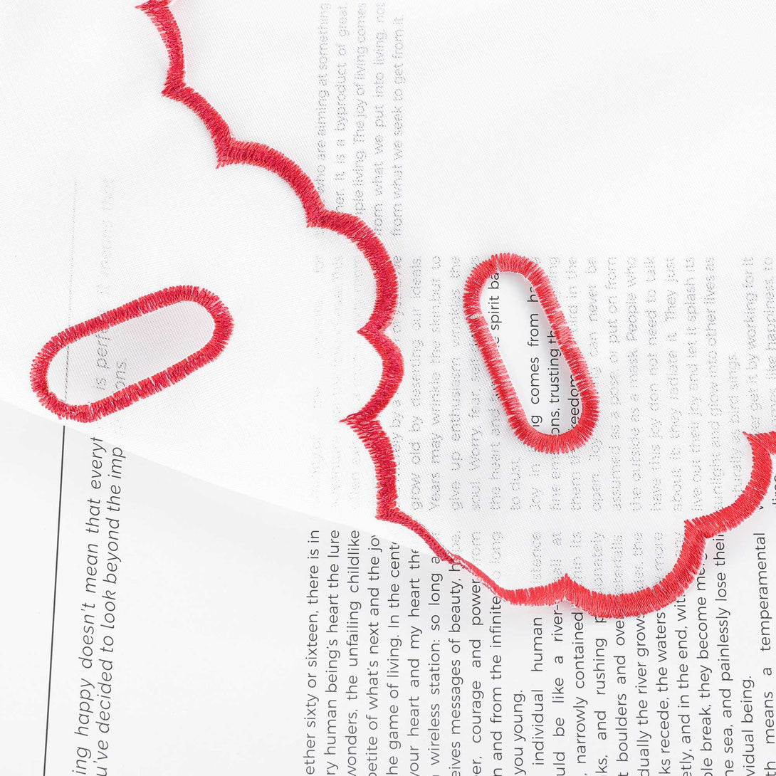 Die obere Kante der Gardine zeigt präzise genähte Details, die für einen sauberen Abschluss sorgen. Die Gardine liegt flach auf Zeitungspapier ausgebreitet, wobei die Textur des Stoffes und die sorgfältige Verarbeitung gut sichtbar sind.