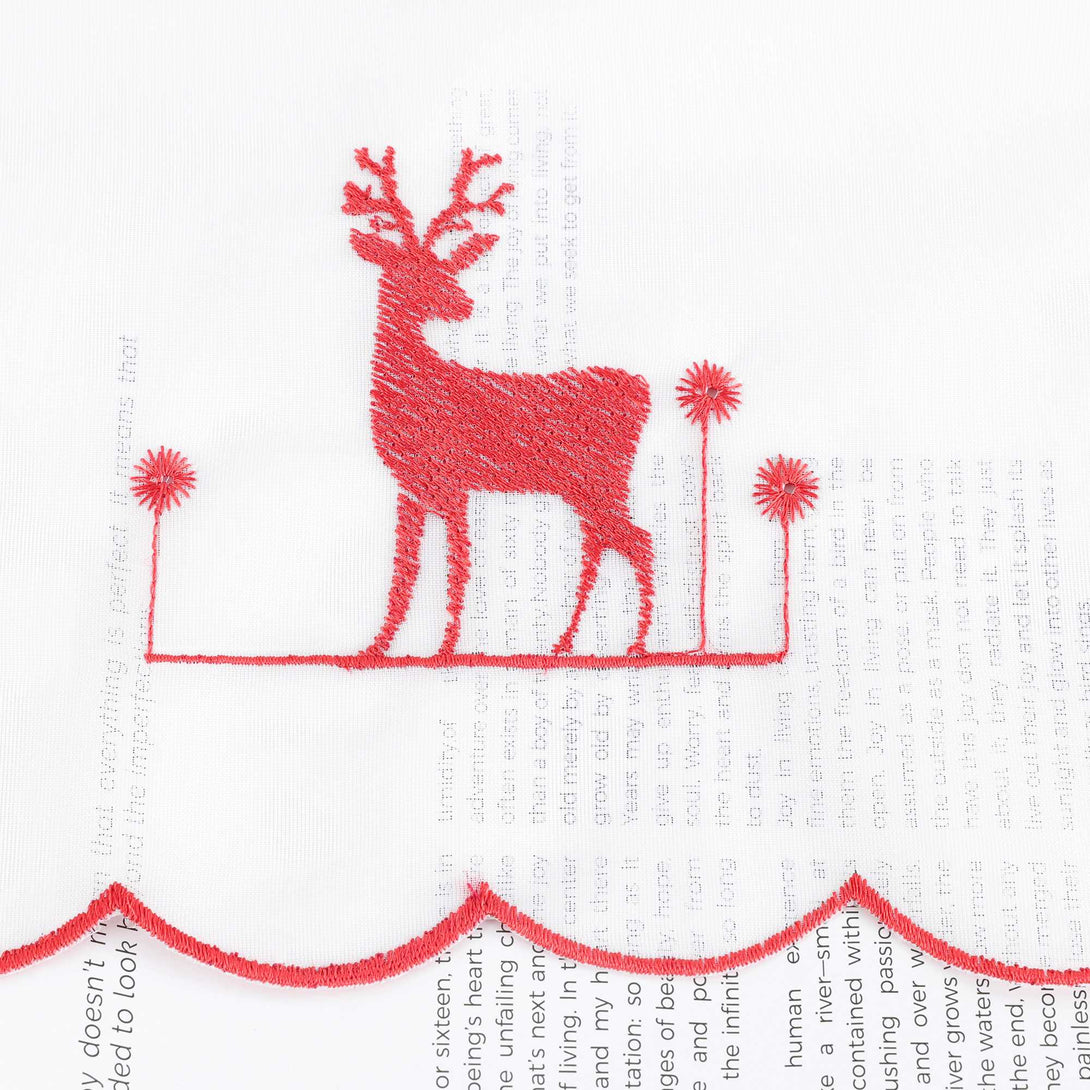 Die Rentier-Stickerei ist sorgfältig und detailreich ausgearbeitet. Das Rentier selbst ist fein konturiert, mit gleichmäßigen Stichen und präzisen Details, die ihm eine elegante und festliche Ausstrahlung verleihen. Der Kopf des Rentiers und seine Geweihe sind besonders fein gearbeitet, was das Bild lebendig und hochwertig erscheinen lässt.