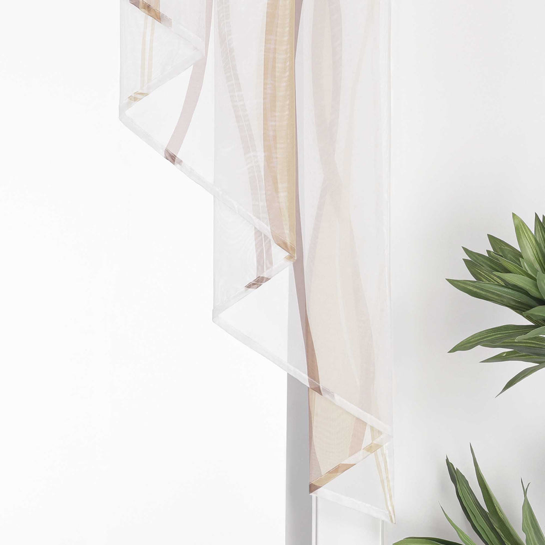 Dies ist ein weißer Voile-Vorhang mit hellbraunen Linien. Das Material ist leicht und hat eine gute Lichtdurchlässigkeit. Er wird häufig zur Fensterdekoration verwendet, kann das Licht sanft filtern, eine warme Atmosphäre schaffen und in gewissem Maße die Privatsphäre schützen.