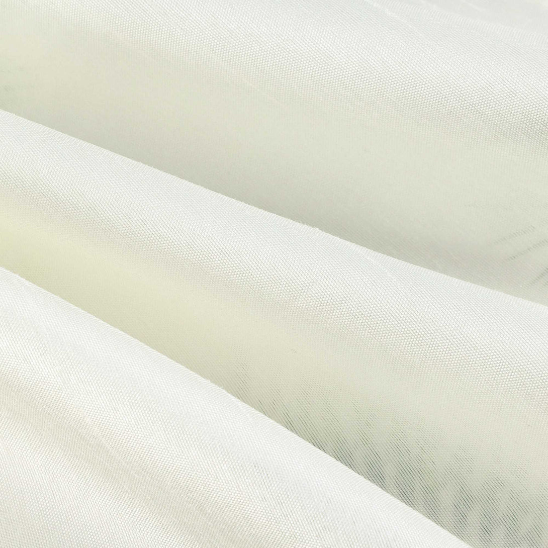 Der beige Stoff liegt glatt auf dem Tisch – weich und geschmeidig wie Seide.