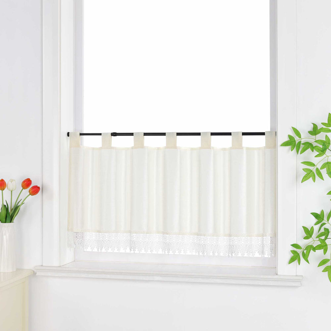 Seitlich aufgenommene scheibengardine beige vor dem Fenster, dekoriert mit grünen Blättern und Blüten.