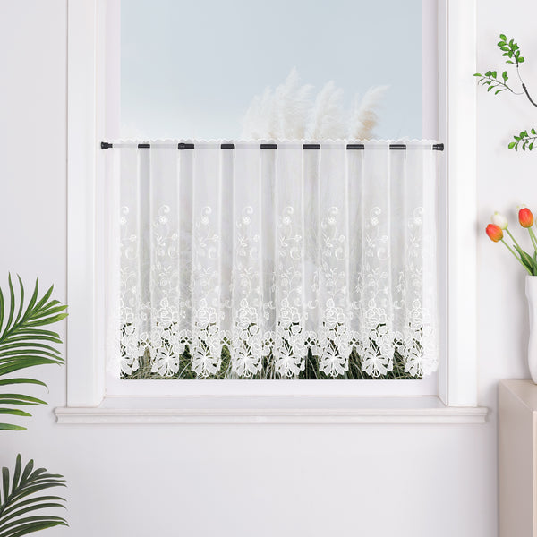 Kurzgardine mit filigraner Spitzenstickerei im Landhausstil, leicht und transparent, ideal für Küchen- oder kleine Fensterdekorationen.