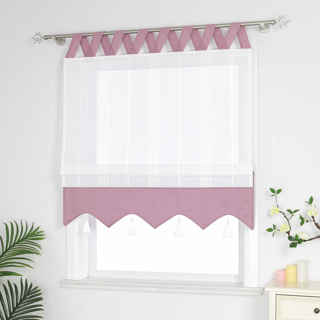 lila und weisse Raffrollo Gardine mit Schlaufen dekorativen Quasten und geschwungenem Saum halb hochgezogen, Seitenansicht eines weißen Raffrollos mit Quasten und Schlaufen – halb geschlossen, sodass die Fenster nicht vollständig bedeckt sind, neben Grünpflanzen und duftenden Ornamenten.