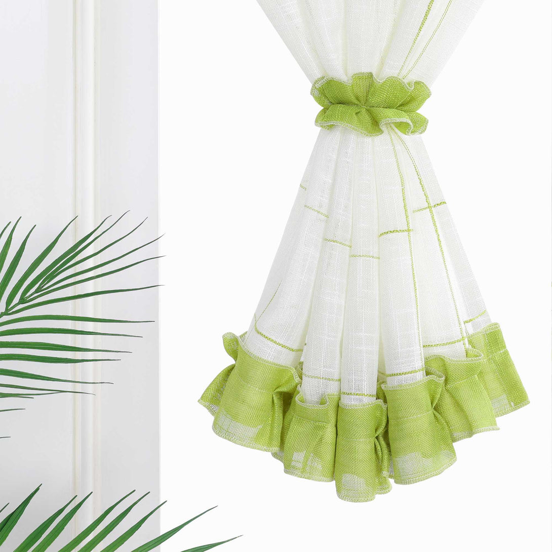Dies sind Gardinen im Landhausstil. Mit einem weißen Hauptteil und frischen grünen Dekorationen, bilden die grünen Linien ein Gitternmuster. In der Mitte wird es mit einem grünen Bändchen zusammengebunden, und das untere Ende hat grüne Rüschen.