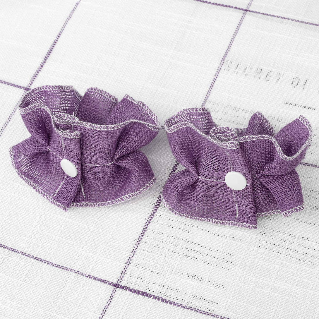Auf dem Bild sind zwei violette Dekorationskomponenten, um die scheibengardinen zusammenzubunden.