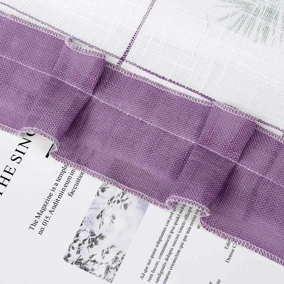 Dies ist eine violette Stoffborte. Das Material scheint Leinen zu sein und weist Faltenstrukturen auf. Die Ränder sind sorgfältig genäht. Eine solche Borte kann für Haushaltsartikel wie Gardinen verwendet werden und verleiht Details einen schönen Look.