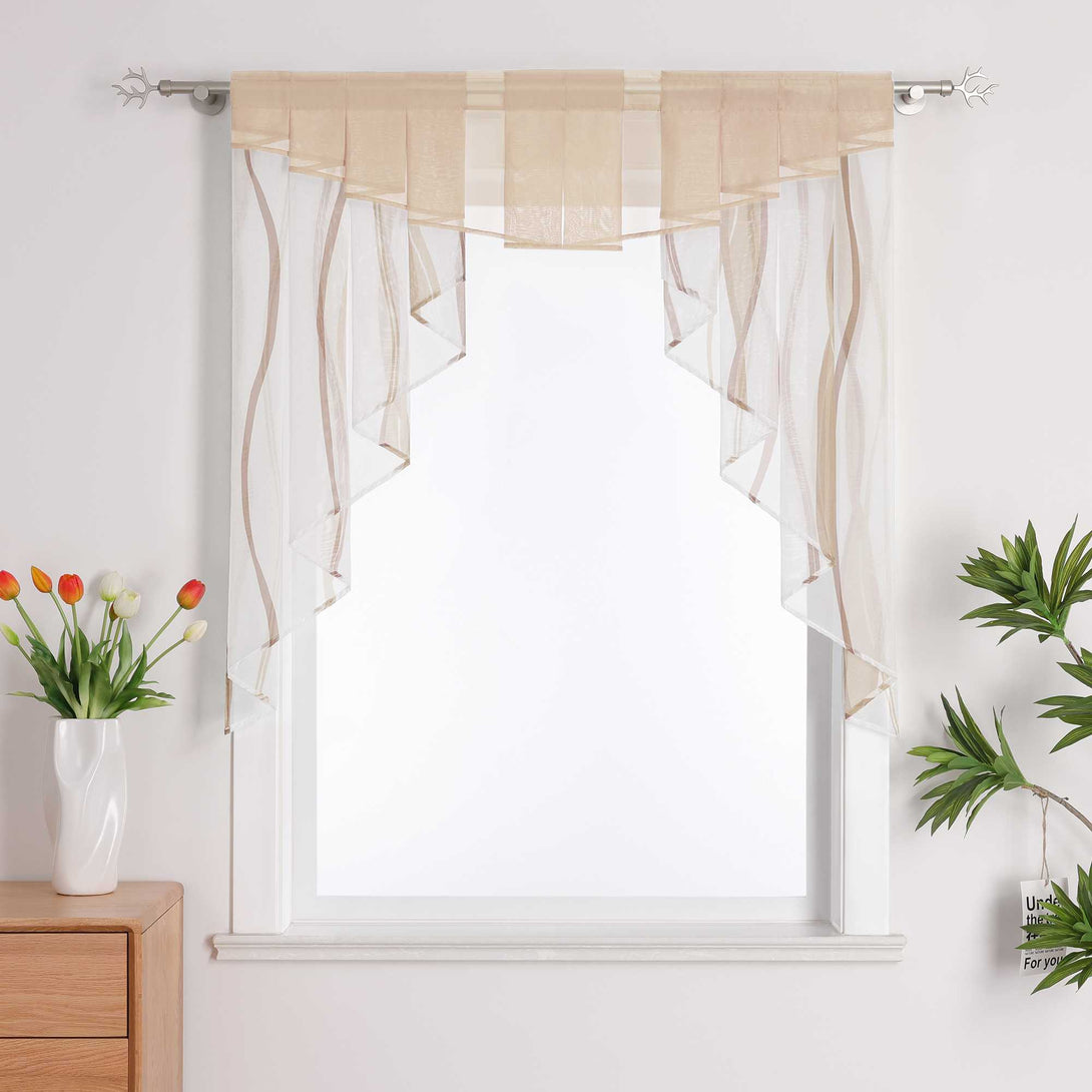 Dies ist ein dekorativer Vorhang, der am Fenster hängt. Die Hauptfarbe ist Weiß, kombiniert mit hellbraunen Linien und einem Vorhangkopf. Dieser Dekorationsvorhang wird normalerweise aus leichtem Material gefertigt, das das Licht sanft filtert, eine warme und elegante Innenatmosphäre schafft und gleichzeitig in gewissem Maße die Privatsphäre schützt.