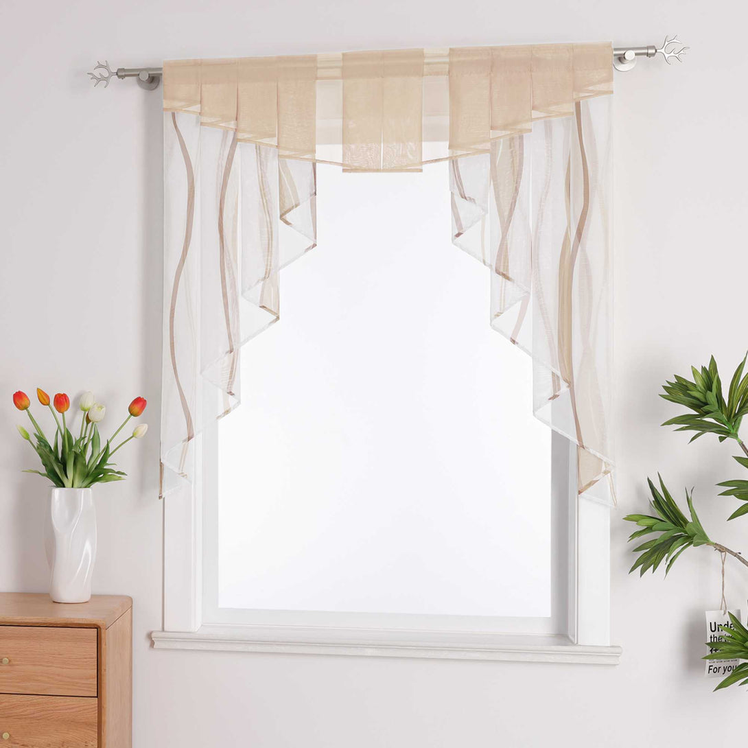 Dies ist ein dekorativer Vorhang, der am Fenster hängt. Die Hauptfarbe ist Weiß, kombiniert mit hellbraunen Linien und einem Vorhangkopf. Das leichte Material filtert das Licht sanft und schafft eine warme, elegante Atmosphäre, während es gleichzeitig die Privatsphäre schützt. 
