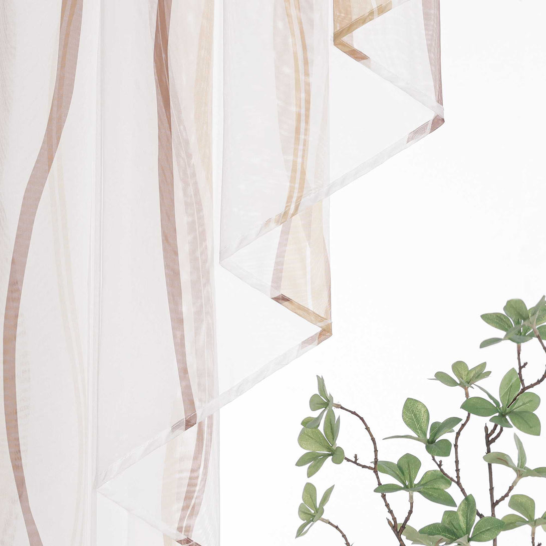 Dies ist ein weißer Voile-Vorhang mit einem Muster aus hellbraunen Linien. Der Voile ist leicht und transparent, bietet gute Lichtdurchlässigkeit und wird häufig zur Fensterdekoration in Haushalten verwendet. Er filtert einen Teil des Lichts, schafft eine sanfte Innenatmosphäre und schützt gleichzeitig in gewissem Maße die Privatsphäre.