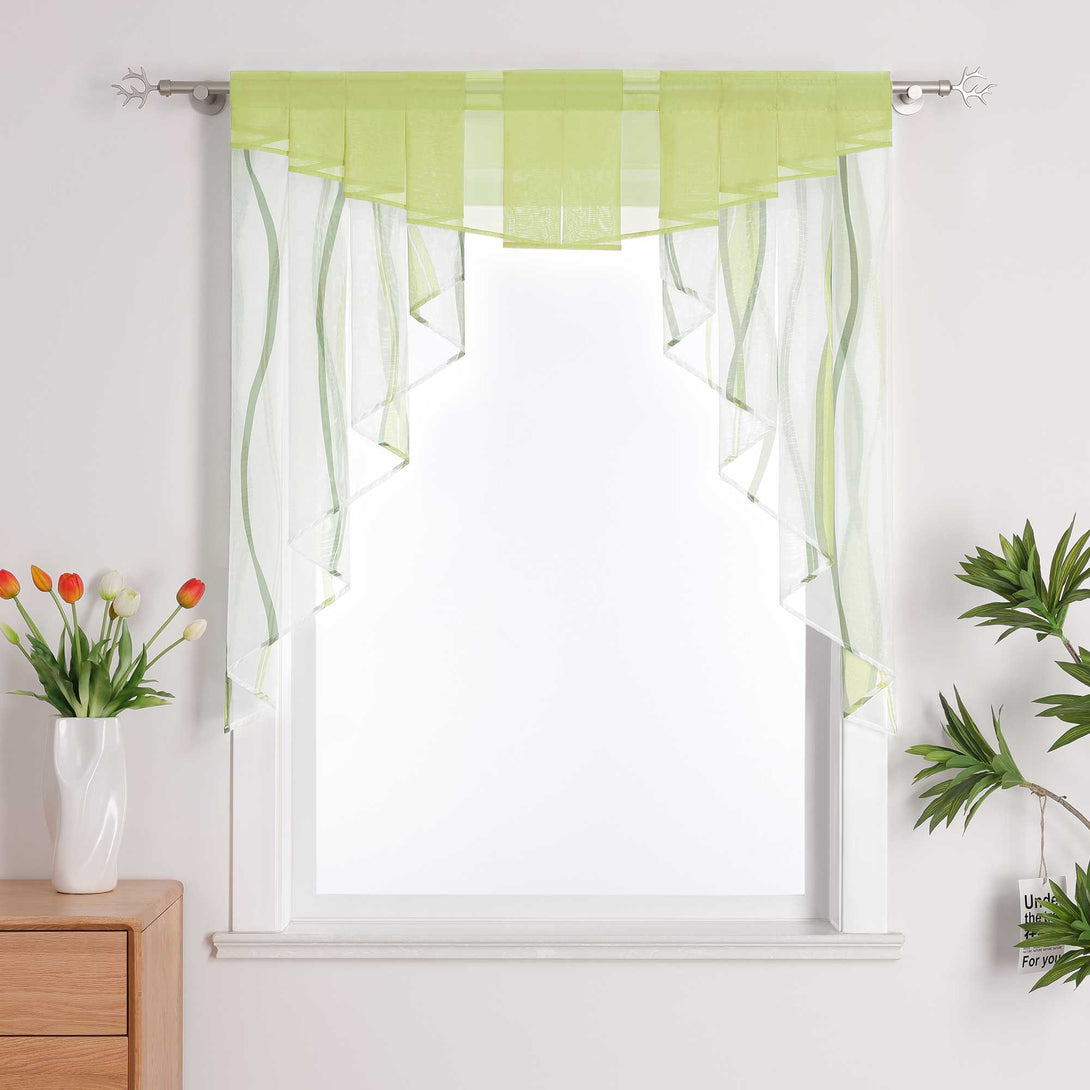 Dies ist ein Voile-Vorhang, dessen Hauptfarbe Weiß ist und mit grünen Linien verziert ist. Am oberen Rand befindet sich ein hellgrüner Vorhangkopf. Der Voile-Vorhang ist an einem weißen Fensterrahmen angebracht und wird von einer silbernen Vorhangstange gehalten. Neben dem Fenster steht eine weiße Vase mit frischen Blumen und eine grüne Pflanze, die eine frische, natürliche und minimalistische Wohnatmosphäre schafft.