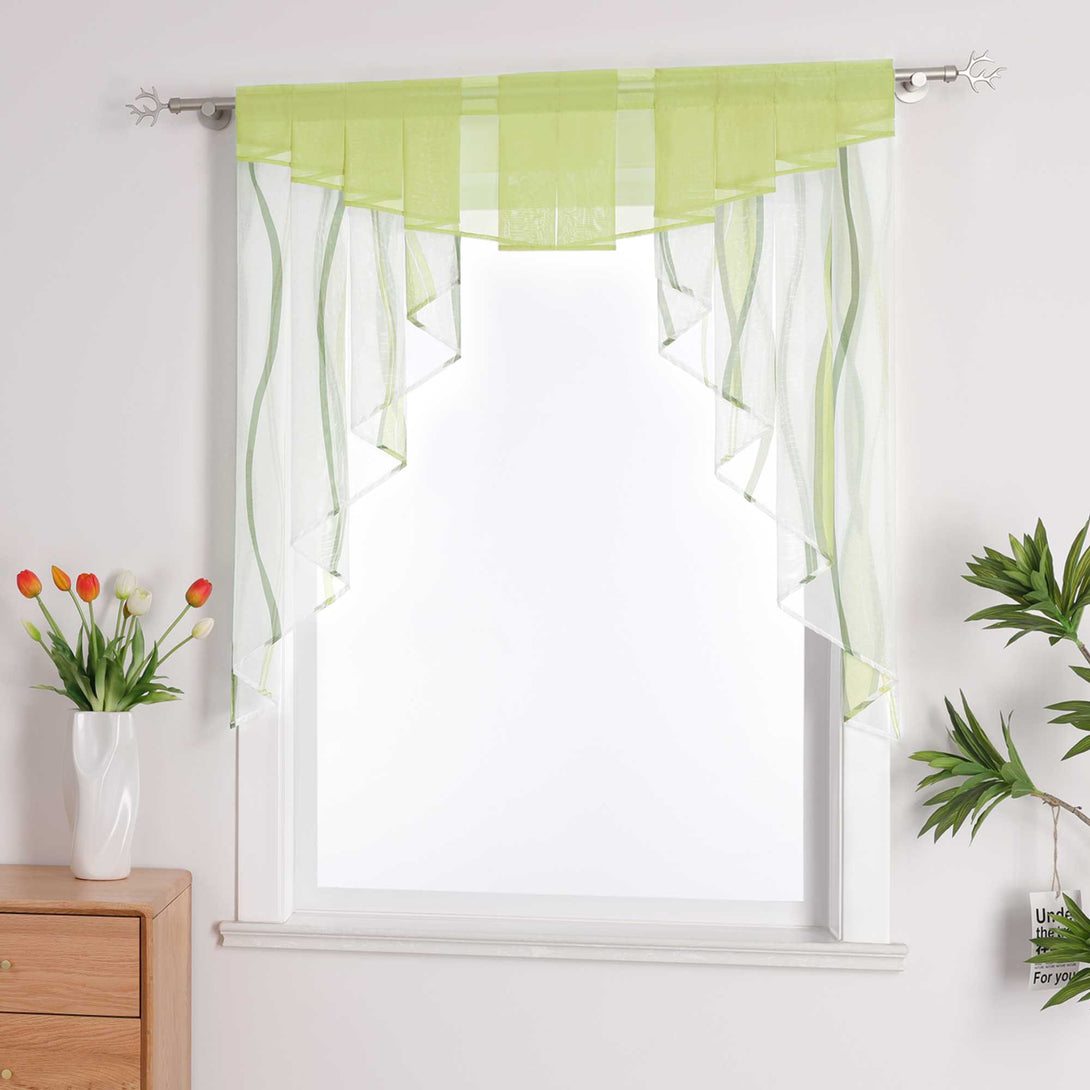 Dies ist ein dekorativer Voile-Vorhang. Die Hauptfarbe ist Weiß, kombiniert mit frischen grünen Linien und einem hellgrünen Vorhangkopf. Das Design ist schlicht und modern, und der Vorhang filtert das Licht sanft, wodurch eine natürliche, komfortable und elegante Innenatmosphäre entsteht. Er wird häufig zur Fensterdekoration in Haushalten verwendet und vereint Schönheit mit praktischer Funktionalität, da er in gewissem Maße die Privatsphäre schützt und das Licht im Innenraum reguliert.