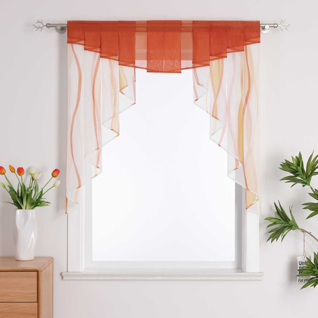 Dies ist ein dekorativer Vorhang, der am Fenster hängt. Die Hauptfarbe ist Weiß, verziert mit orangen Linien, und der obere Rand ist orange. Dieser Dekorationsvorhang wird normalerweise aus leichtem Material gefertigt, das das Licht sanft filtert, eine warme und helle Innenatmosphäre schafft und gleichzeitig in gewissem Maße die Privatsphäre schützt.
