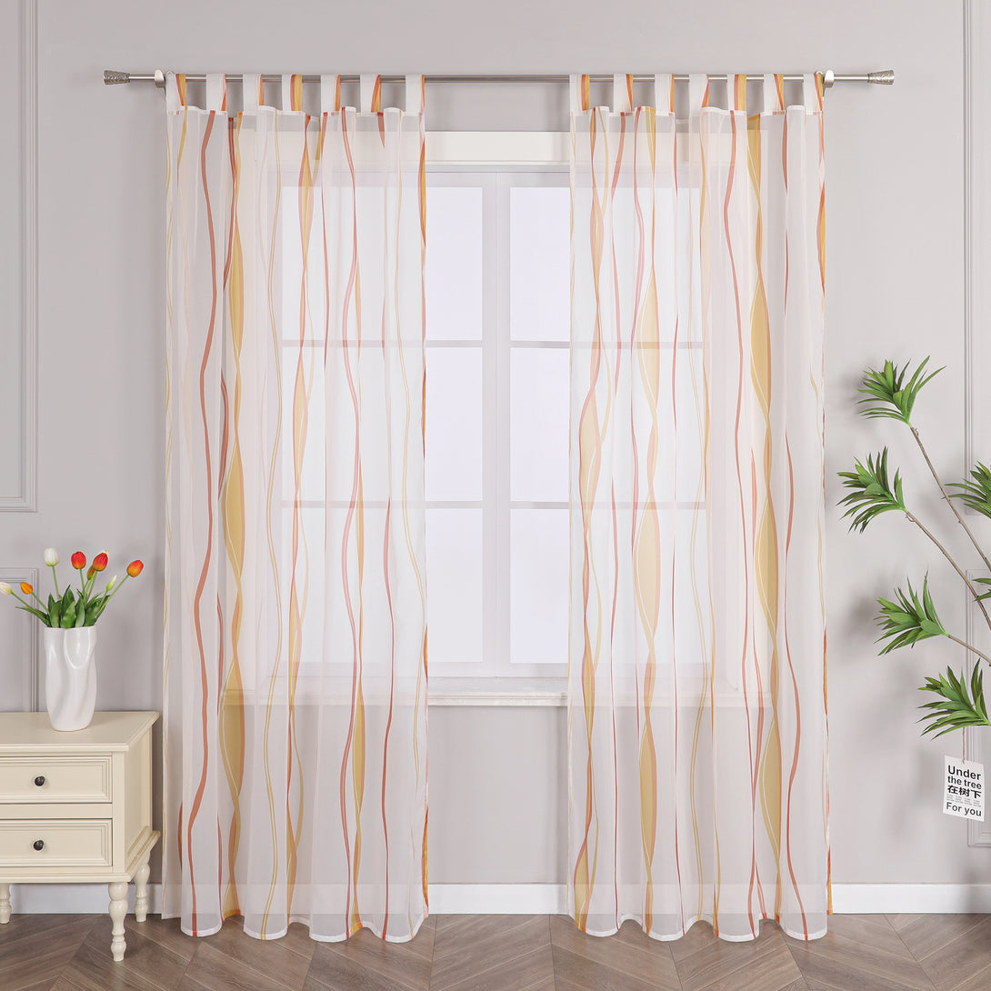 
Das ist ein Fenster, an dem ein weißer, transparenten Vorhang mit orange-gelben und roten Linienmustern hängt. Neben dem Fenster steht ein helles Regal, auf dem eine Vase mit Tulpen und einige grüne Pflanzen stehen, was eine gemütliche und natürliche Atmosphäre im Raum schafft.